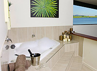 Romantic Lake Tinaroo Accommodation
